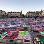 Grazie alle coperte che hanno colorato piazza Galimberti, a Cuneo ora c'è la &quot;casa delle donne&quot;