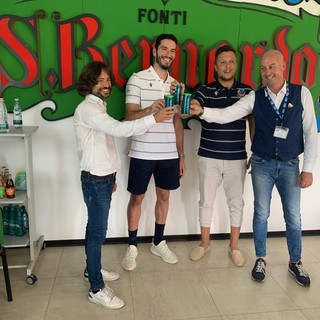 Da sinistra Antonio Biella (Acqua S.Bernardo), Giulio Pinali, Gabriele Costamagna e Luca Giraudo (Associazione ABIO Cuneo)