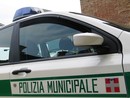 Litiga col vicino e tenta di investirlo in auto mentre urla “Allah akbar”