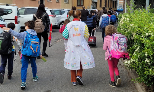 Alba sperimenta la &quot;strada scolastica” davanti alla scuola primaria &quot;Umberto Sacco&quot;. Modifiche temporanee alla viabilità in via Vuillermin