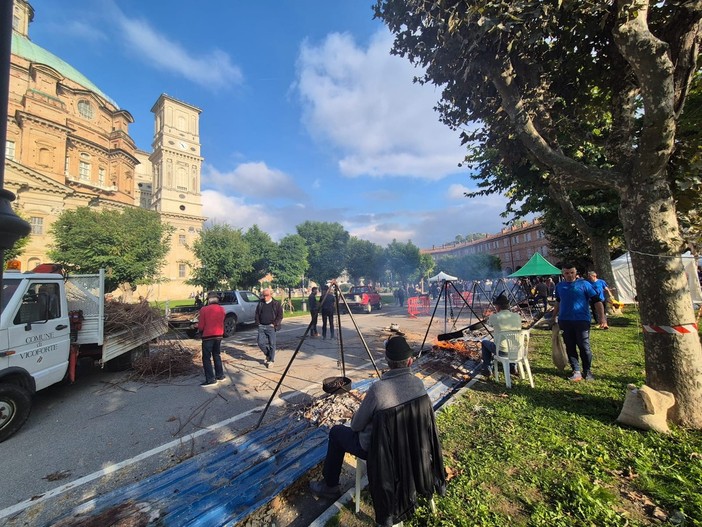 Successo per la castagnata al Santuario di Vico, tra caldarroste e pittura