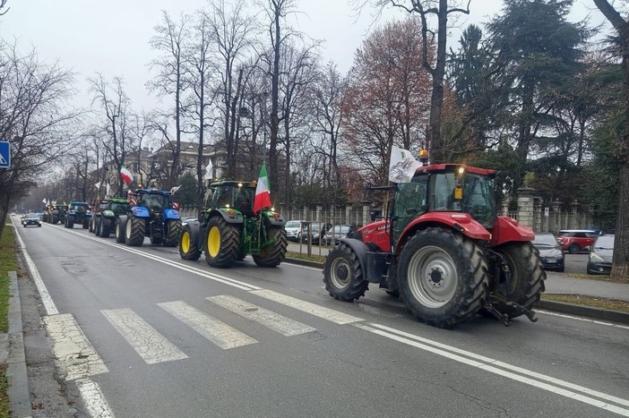 Il corteo dei trattori in viale degli Angeli a Cuneo