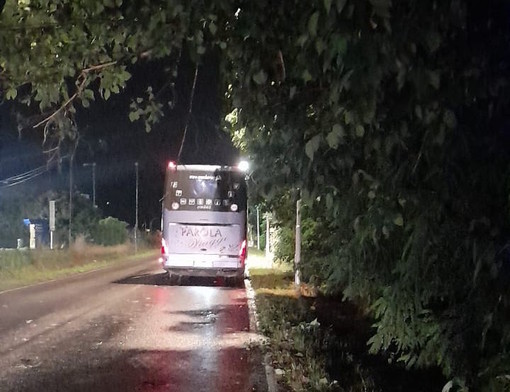 A Cuneo pullman turistico colpito da un grosso ramo di rientro da un viaggio: danni ma nessun ferito