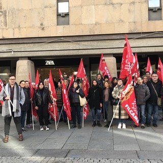 Nel giorno del Black Friday, scioperano i dipendenti di Zara Cuneo: &quot;Tirate fuori i soldi, qui parliamo di dignità&quot; [VIDEO]