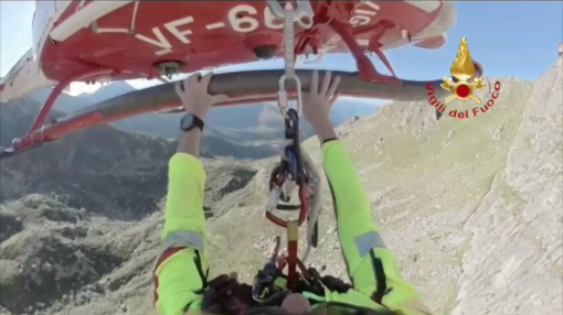 Le immagini dal punto di vista del soccorritore impegnato nel recupero dei due alpinisti su cima Ostanetta [VIDEO]