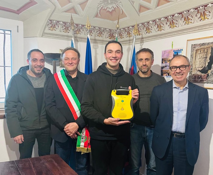 Roburent, installato in piazza Magnano un defibrillatore donato dal giovane commerciante Luca Vallati