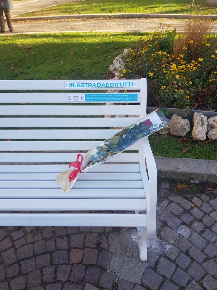 Un fiore rosso come l'amore e il sangue sulla panchina bianca per le vittime della strada inaugurata a Cuneo
