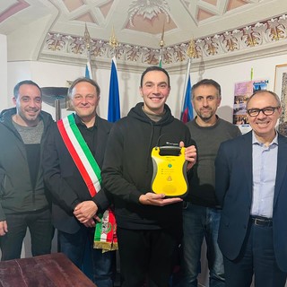 Roburent, installato in piazza Magnano un defibrillatore donato dal giovane commerciante Luca Vallati