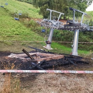 Quello che rimane della stazione di partenza della seggiovia dopo l'incendio