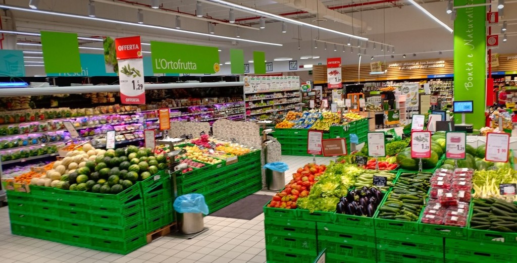 Taggia - all'ipermercato Conad la macchina che ti taglia l'ananas