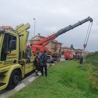 Recuperato il furgone precipitato nella scarpata a Mondovì tra via Langhe e viale Rimebranza