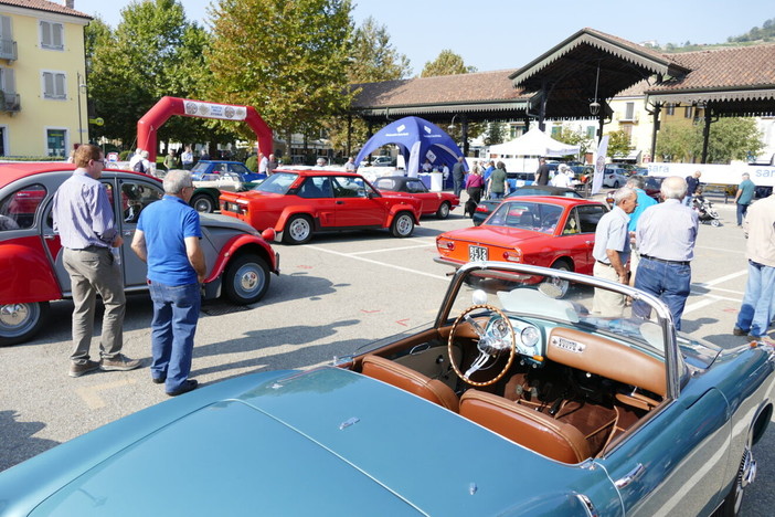 Auto storiche esposte in occasione della passata edizione di Ruote nella Storia a Santo Stefano Belbo