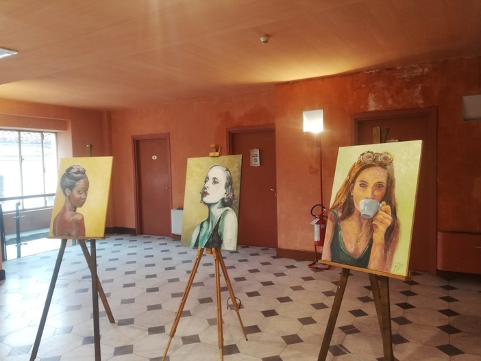 Bra, sessione di pittura in diretta al teatro Politeama per parlare della condizione femminile [VIDEO]