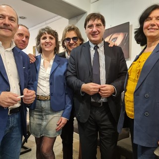 L'autore albese Mauro Rivetti (primo a sinistra) con gli amici del salotto di BrArte