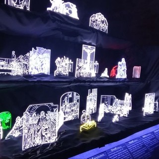 Allestito un presepe pasquale a Robilante: 381 luci a led illuminano la Settimana Santa