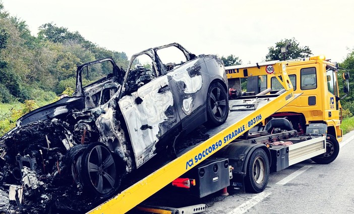 Auto in fiamme sulla Fondovalle tra Bastia e Carrù