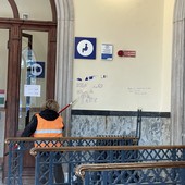 Alla stazione di Mondovì scritte contro forze dell'ordine e magistratura