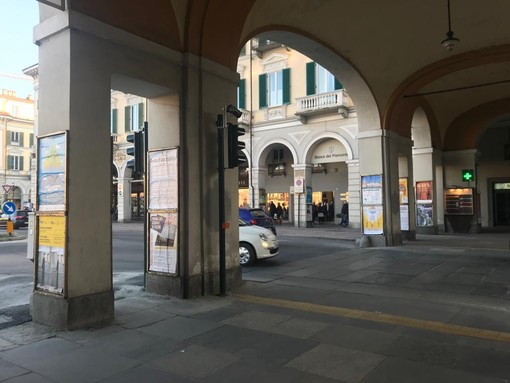 Al via le operazioni di pulizia della pavimentazione lungo i portici di Cuneo