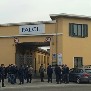 Una delle proteste di fronte ai cancelli della Falci di Dronero