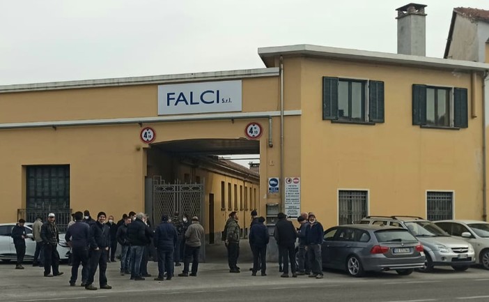 Una delle proteste di fronte ai cancelli della Falci di Dronero