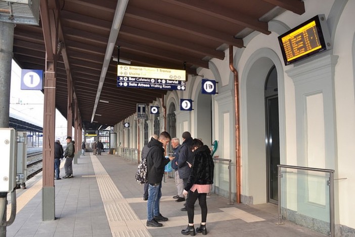 L'autunno nero delle ferrovie in Granda: i sindaci nelle stazioni della Torino-Savona al fianco dei pendolari