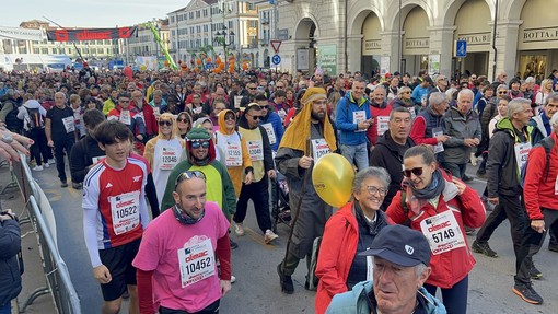 Più di 20 mila partecipanti, il rosso contro la violenza sulle donne e il cielo azzurro: successo per la Stracôni 2024