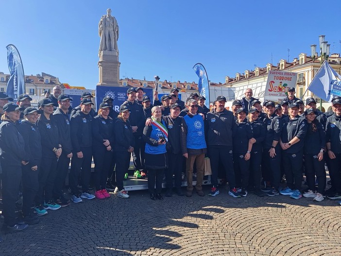 Foto di gruppo in piazza Galimberti