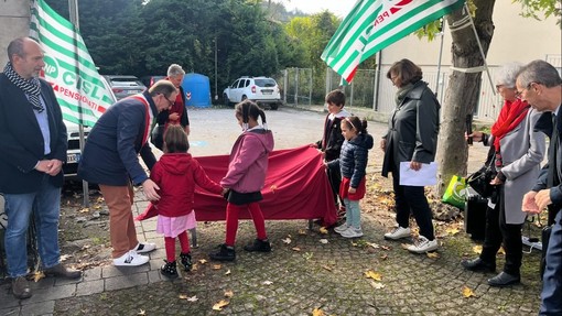 Inaugurata a Sale delle Langhe la panchina rossa contro la violenza sulla donne