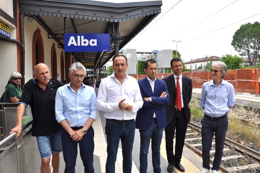 In un'immagine di repertorio, l'annuncio della riapertura della linea ferroviaria Alba-Asti