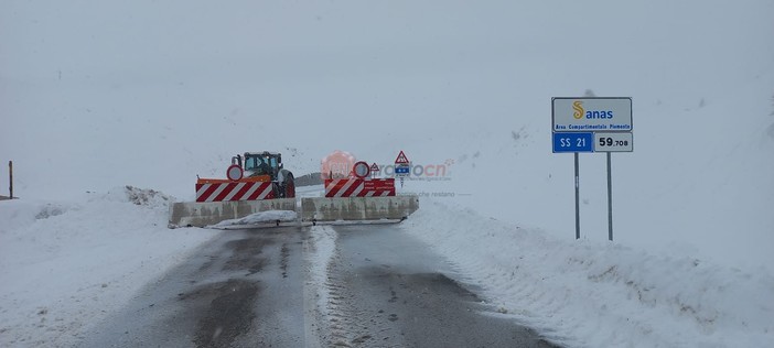 Colle della Maddalena chiuso per neve. Sulla SS 21 mezzi pesanti senza catene bloccano la circolazione