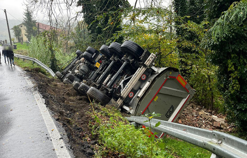 Il camion uscito fuori strada sulla sp149