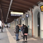 L'autunno nero delle ferrovie in Granda: i sindaci nelle stazioni della Torino-Savona al fianco dei pendolari