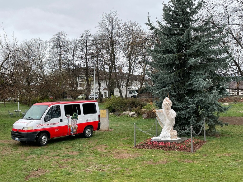 Gli Uomini di Mondo inaugurano la statua di Totò nei giardini della Caserma  Vian [FOTO] 