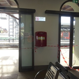 Notte di follia alla stazione ferroviaria di Bra: danneggiate le porte di ingresso della sala d’attesa ed il sistema video degli orari