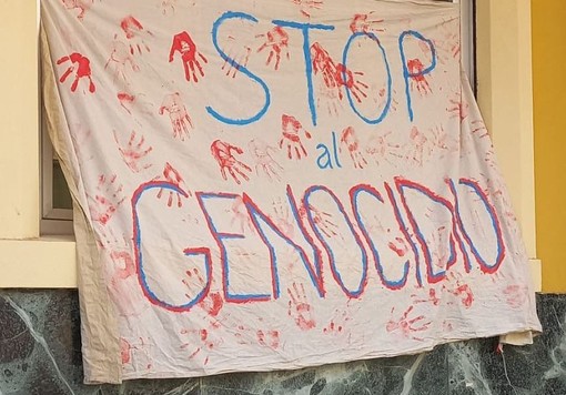 Striscione &quot;Stop al genocidio&quot; sulla facciata del liceo di Cuneo: professore lo rimuove e lo butta