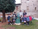 I bimbi della scuola dell'infanzia di San Damiano Macra con la maestra Cristina, la collaboratrice Irene e il parroco don Graziano