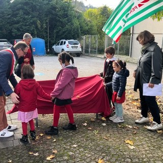 Inaugurata a Sale delle Langhe la panchina rossa contro la violenza sulla donne