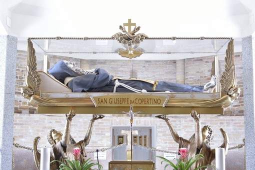 In foto le spoglie mortali di San Giuseppe da Copertino, conservate nel Santuario di Osimo (Ancona)