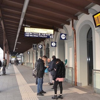 L'autunno nero delle ferrovie in Granda: i sindaci nelle stazioni della Torino-Savona al fianco dei pendolari