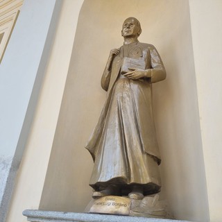 La statua del beato fratel Luigi Bordino, posta all’ingresso del Santuario antico della Madonna dei Fiori, a Bra