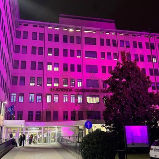 La facciata del Santa Croce si illumina di rosa per ricordare alle donne l'importanza della prevenzione