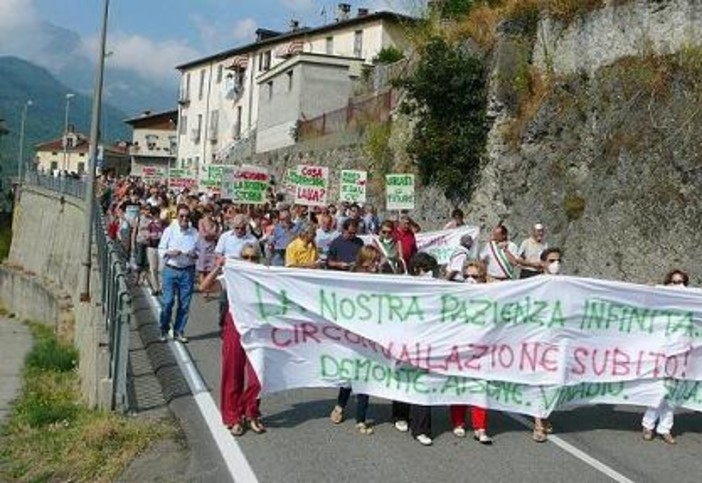 La manifestazione pro variante nel 2010 - Foto archivio