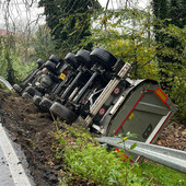 Il camion uscito fuori strada sulla sp149