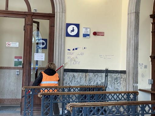 Alla stazione di Mondovì scritte contro forze dell'ordine e magistratura