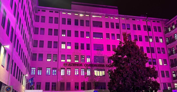 La facciata del Santa Croce si illumina di rosa per ricordare alle donne l'importanza della prevenzione