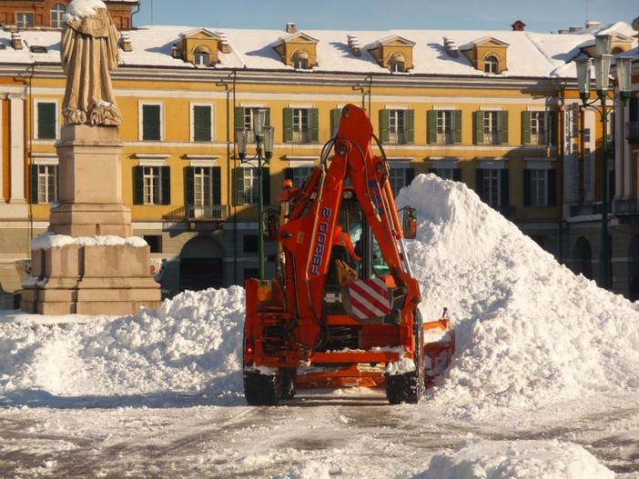 Lo sgombero della neve in piazza Galimberti