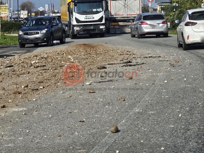 Detriti sulla carreggiata in via Torino a Madonna dell'Olmo, rallentamenti in zona