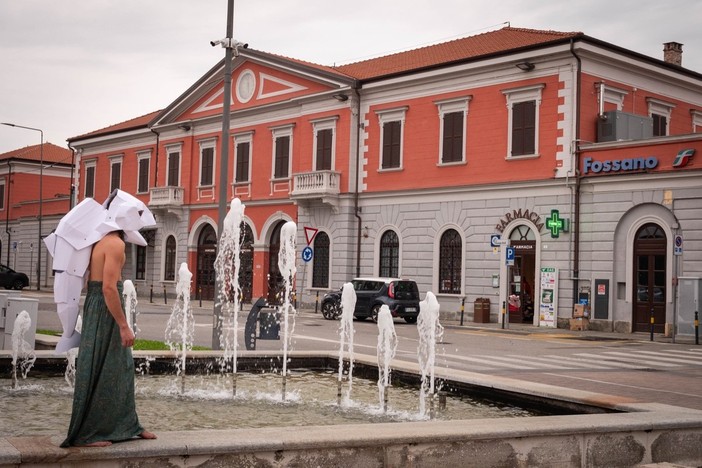 A Fossano la performance di Teatro Selvatico invita a riflettere tra bellezza e arte