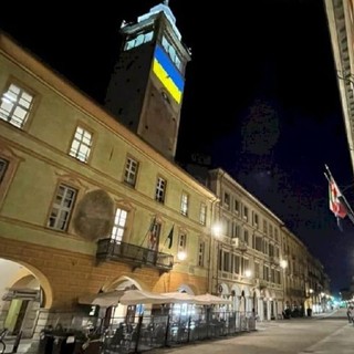 La Torre civica illuminata con i colori della bandiera ucraina