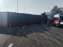 Moncalieri, tir si ribalta sulla sopraelevata: bloccato il traffico verso la Torino-Savona